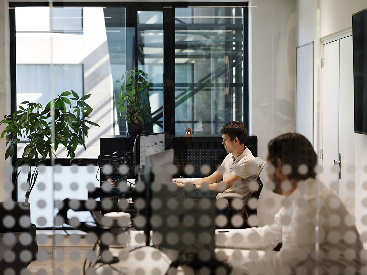 Twee collega's werken samen op kantoor