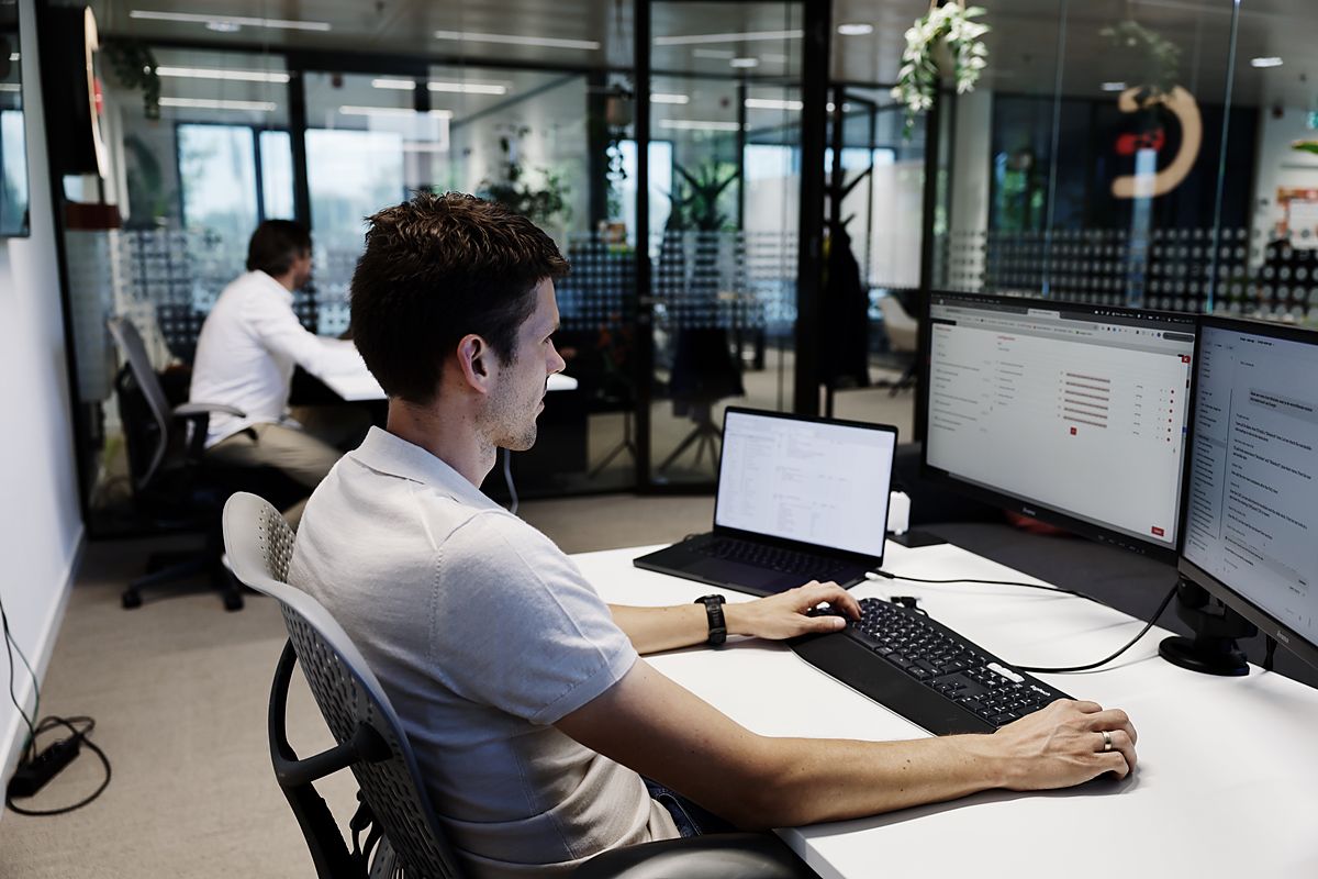 Collega werkt aan een live project